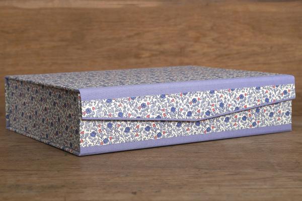 Schreibtischbox mit Blumenmotiv